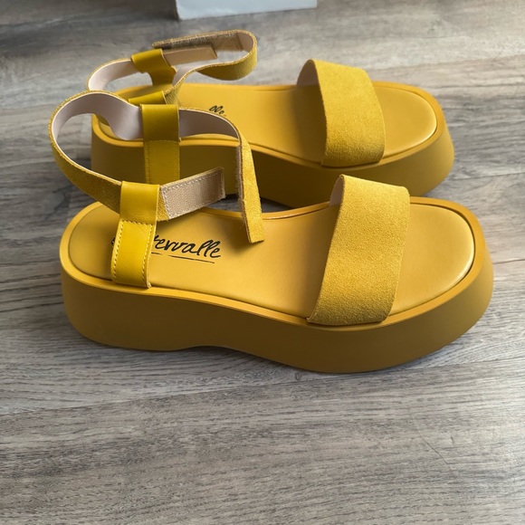 L'INTERVALLE 
Aguo Yellow Leather sandals size 38 - Picture 3 of 6
